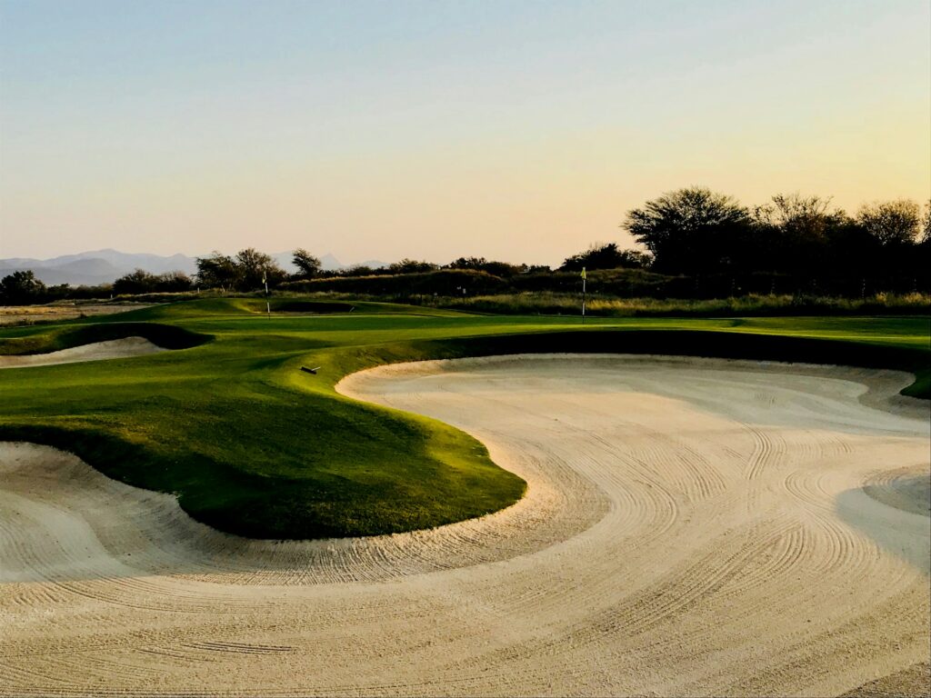 Bunker y green de un campo de golf al atardecer
