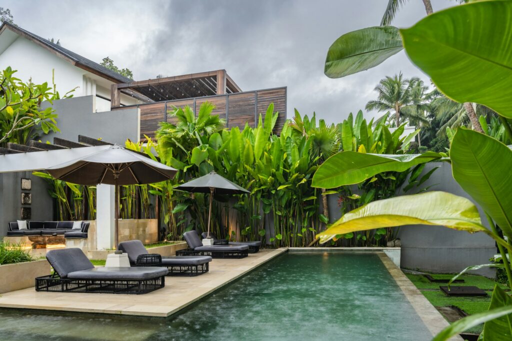 Jardín tropical alrededor de una piscina