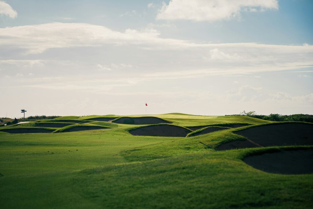 Calle de campo de golf con bunkers