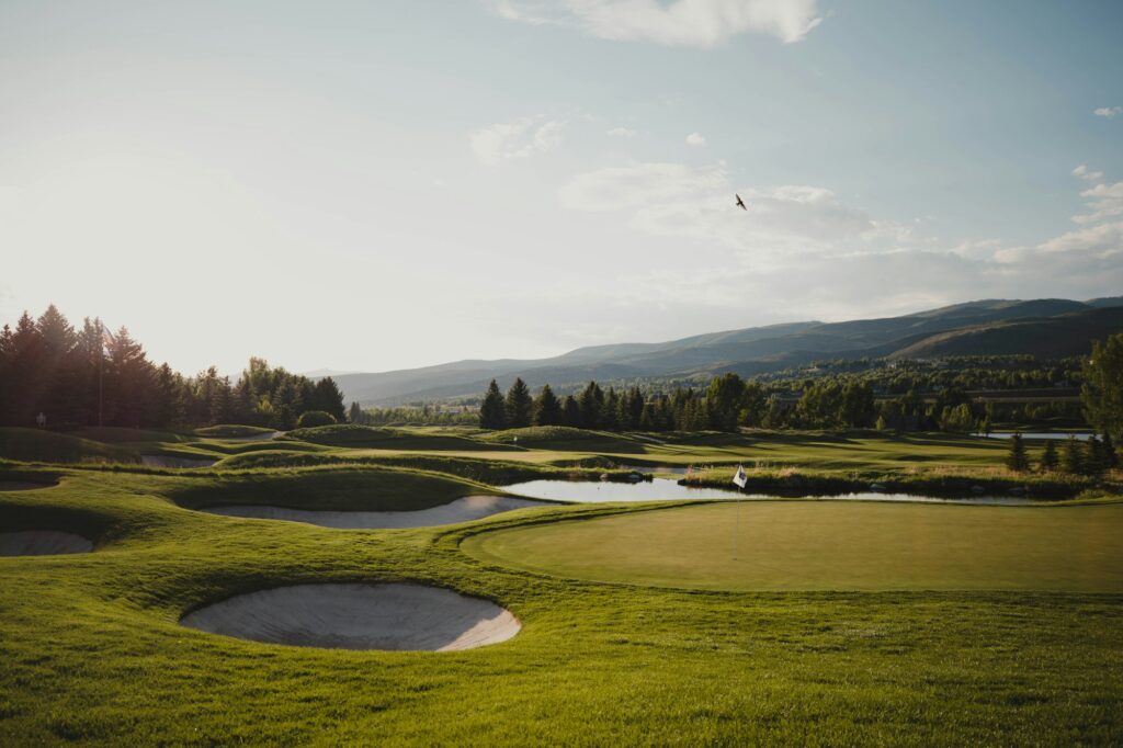Green de golf junto a un lago